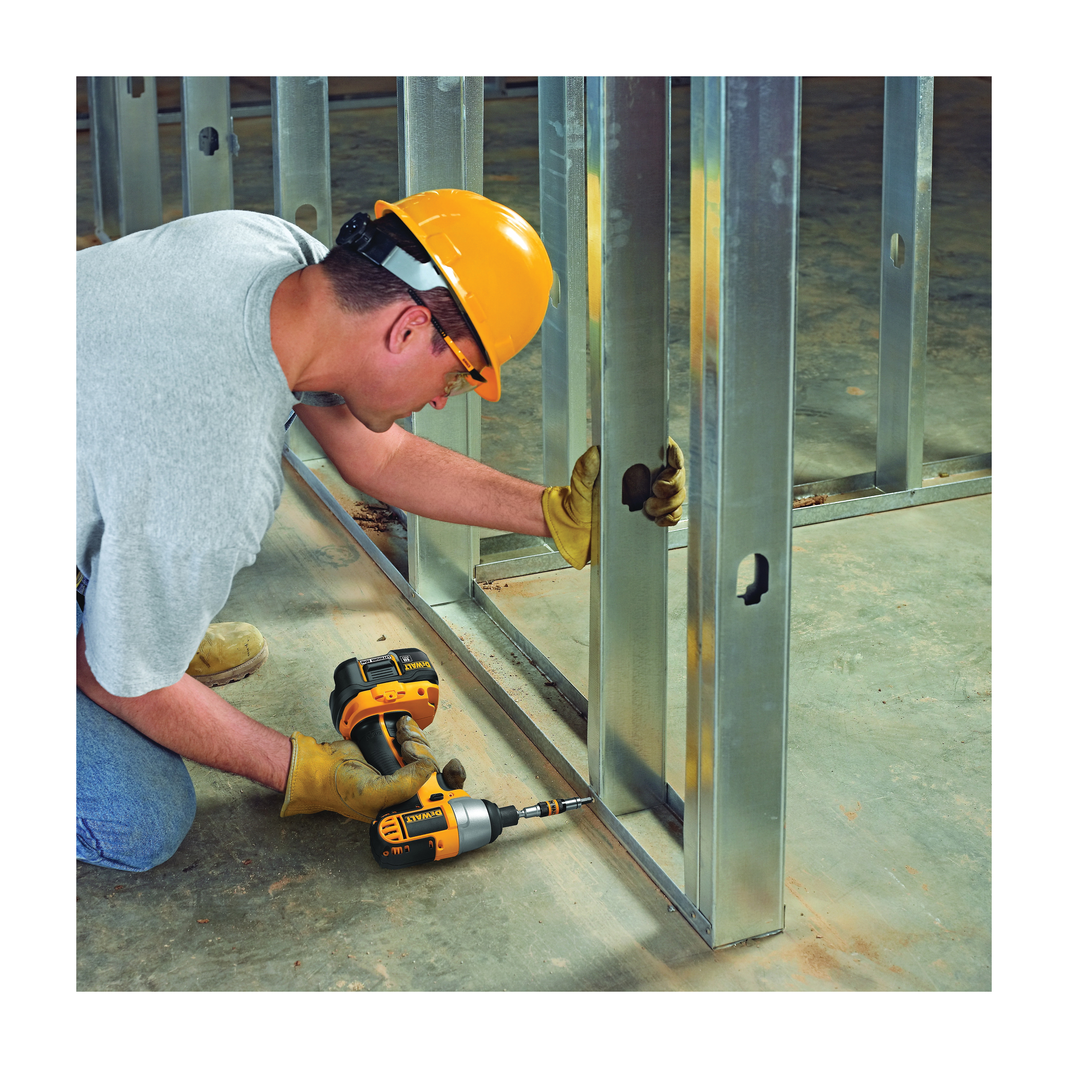 DeWALT&reg; DCF826KL Cordless Impact Driver Kit, 1/4 in Hex Drive, 0 to 2700 bpm, 111 ft-lb Torque, 18 VAC, 5-3/4 in OAL