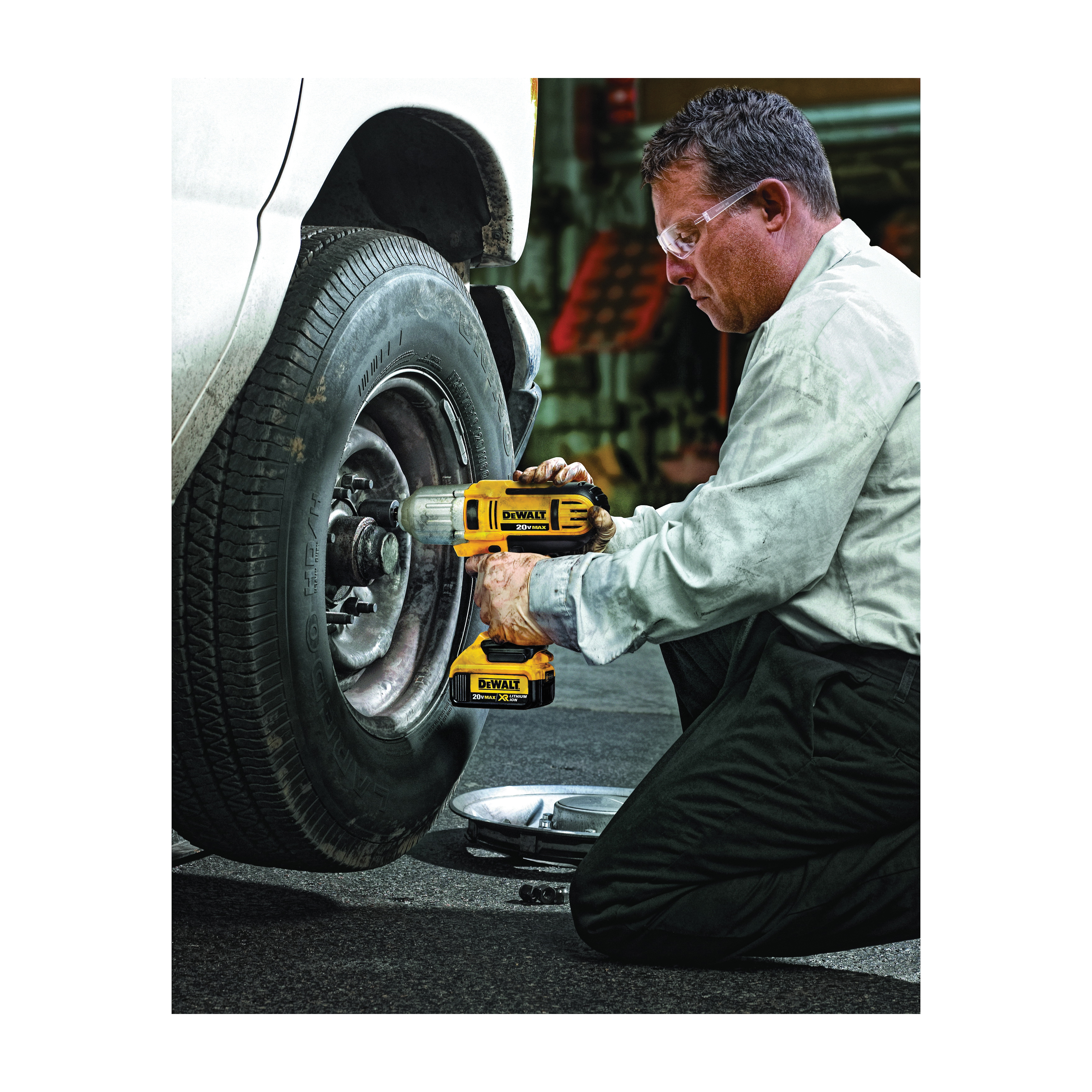 slide DeWalt&reg; DCF889M2