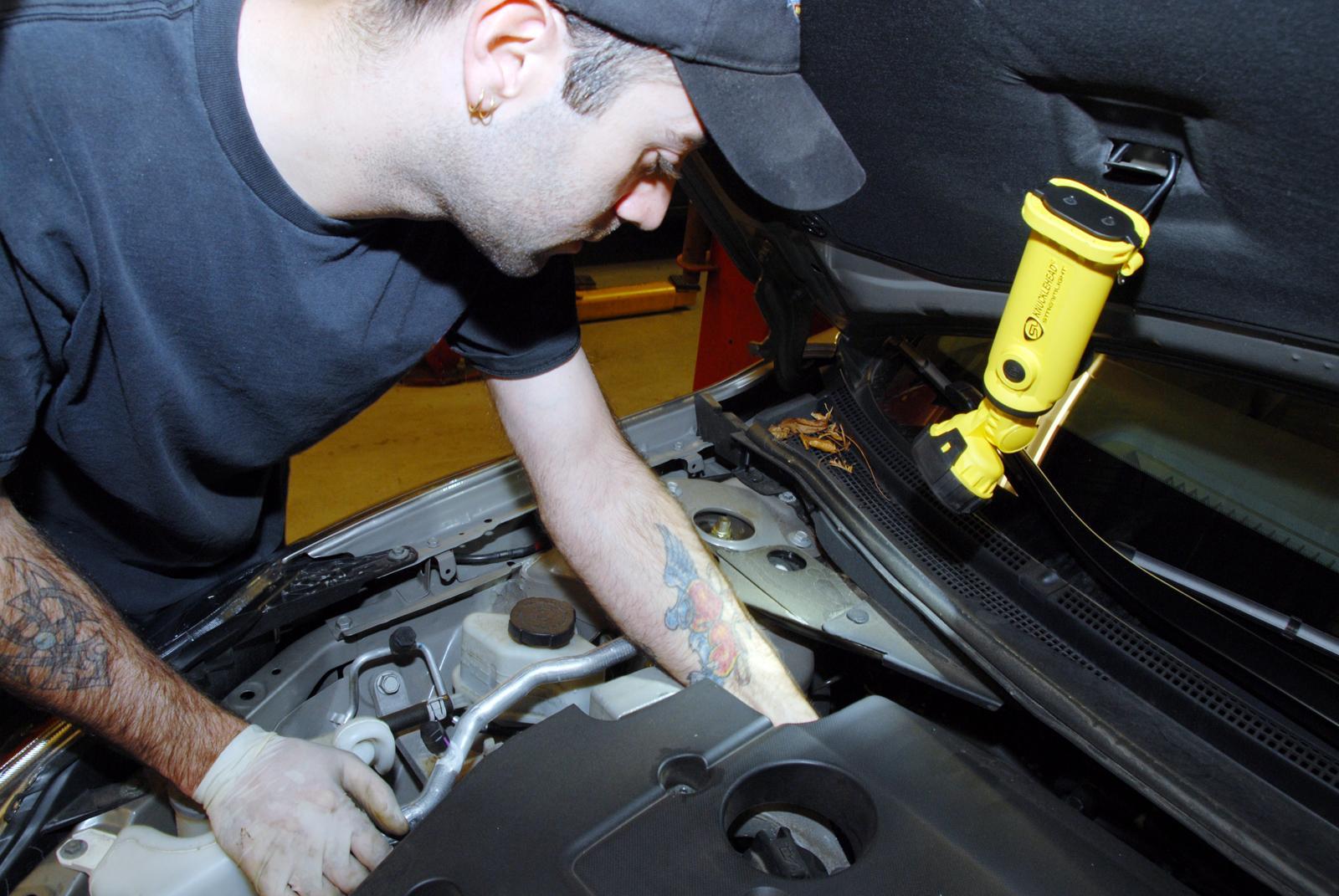 Streamlight&reg; 90626 Knucklehead&reg; Flood Articulating Head Rechargeable Work Light, C4&reg; LED Bulb, Nylon Polymer Housing, 63 to 200 Lumens, 2 Bulbs